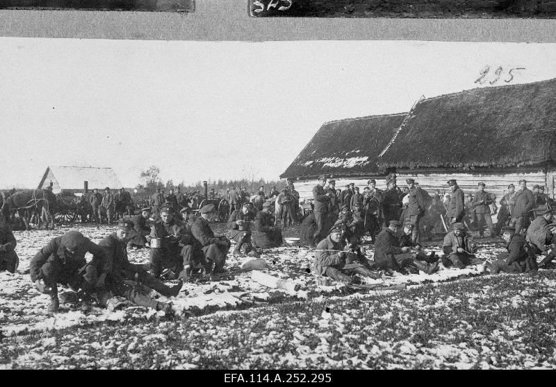 War of Liberty. 6.the third-road soldiers of the Jalaväepolgu are eating at the outdoor kitchens near Krivasoo (Kriuša).