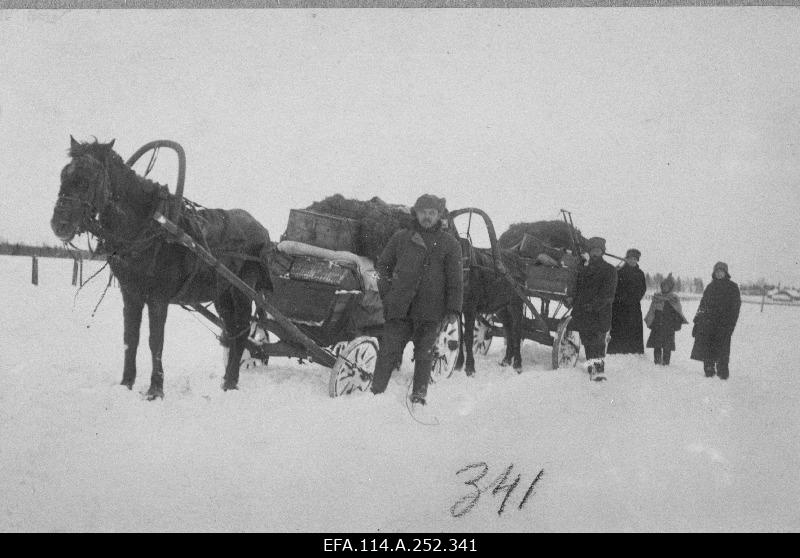 War of Liberty. A family fled from battles authorized by the Headquarters of the 1st Division to escape the front line to Soviet Russia on the way back to the demarkation of the hometown at the point of passage of Salas.