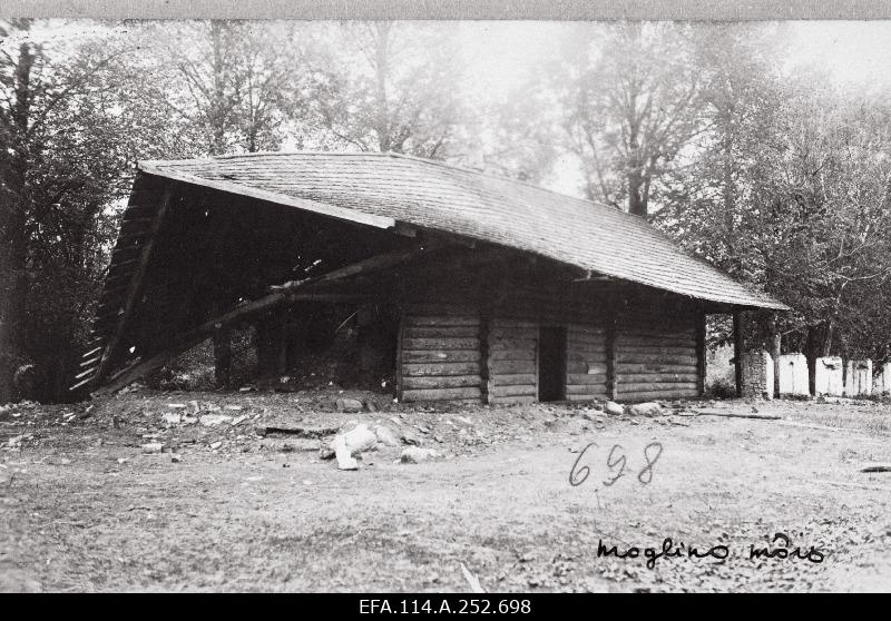 War of Liberty. The shelter building in the Manor of Moglino was hit by noise.