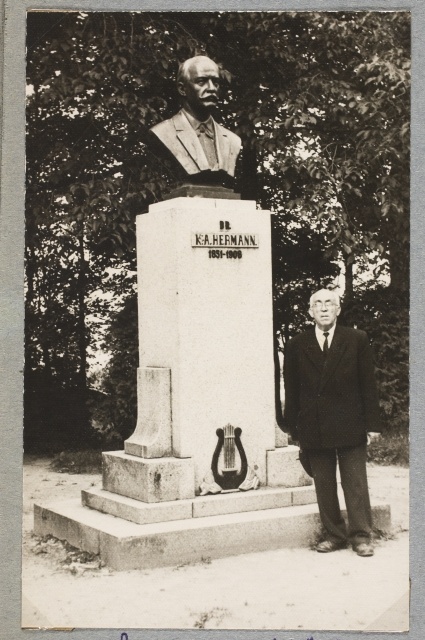 The sculptor Alfred Zolk-Leius stood by himself. At Hermann Memorial Samba in Põltsamaa City Park