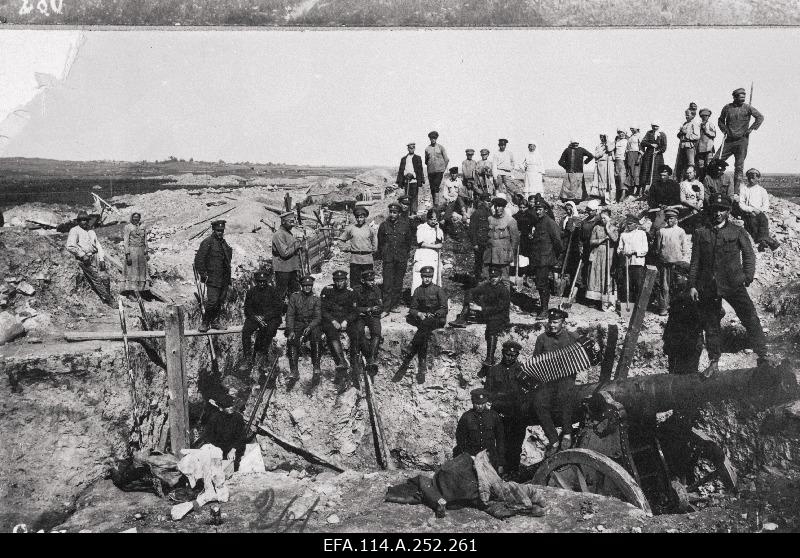 War of Liberty. 1.building the positions of the Raske Artificial Army Division in Irboska insured district. Articulates together with local residents hired for soil works. One soldier with a sleeve spray.