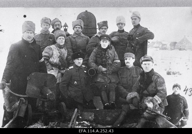 War of Liberty. Officers on the train artillery platform at Koikküla Railway Station. 3 On the back row, the third train commander, Captain Arved Engmann (England), on his left hand, the train adjutant, Under Lieutenant Edgar Neggo, on the back row, two officers of the far right-right Danish volunteer company, in the front row (with glasses) the desantroid officer, Oskar Angelus, the great, the tube is based on the Scouts battalion's operational adjutant, Under Lieutenant Herbert Voldemar Freiberg (Raidna).