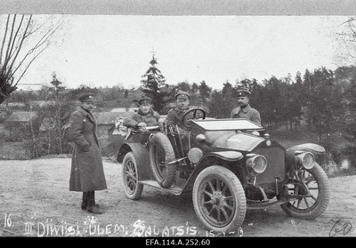 War of Liberty. 3rd Division Chief General Major Ernst Põdder (from the car on the left), Division Chief of Staff Chief of Staff Nikolai Reek (from the back seat of the car) and 6th Commander of the Military Road Karl Tallo (from the car on the right) in Salisburg (Salatsi, Mazsalaca).  duplicate photo