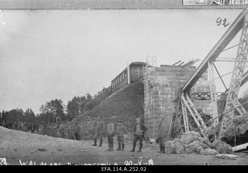 War of Liberty. 6.the 8th Route soldiers reloading the linen from the red war garden at the broken railway bridge of Volmar (Valmiera) to the narrow-minded armour train no.4.