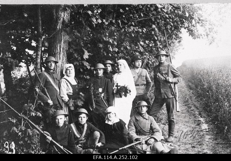 War of Liberty. 6. The soldiers of the Viljandi School Students Roodu in Dukershofi (Renceni) manor, who are under the control of the Jalaväepolgu, along with the compassionate sisters of the ambulance. Possible names of nurses in Kõrevares, Alver, Kroll.