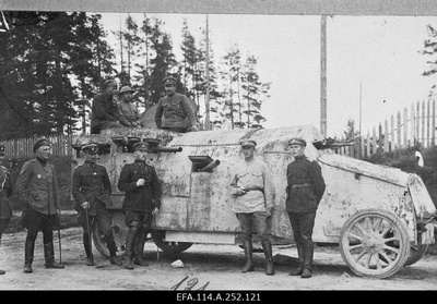 War of Liberty. 6.the old Pagan Rodenpoiss (Ropaži). Car team, left front of the car: path adjutant Lieutenant Aleksander Kulbusch (Kulgver), [car commander lipnik Osvald Mitt?], head of the road, Captain Karl Tallo, head of the balloon team, Captain Peeter Feofanov, remand Paul Silivelja (Siljaväljas?), subordinate [Ernst?] Hendrikson.  duplicate photo