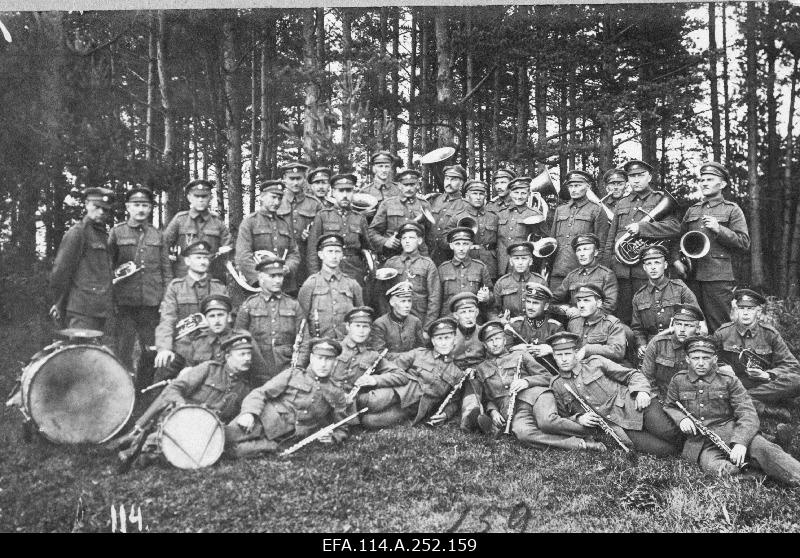 War of Liberty. 6.jalaväepolgu music team in Rodenpoiss (Ropaži). On the second row, captain Karl Tallo with a white head walking cup.