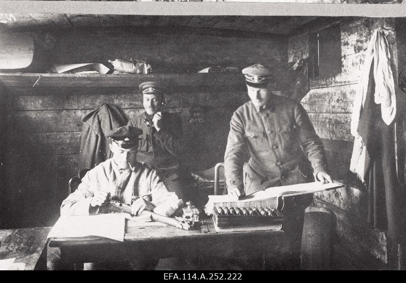 War of Liberty. 6.jalaväepolgu's planning tour. Sits a gunmaster (who?), the officer of the army, Aleksander Jürvetson, speaks on the phone, writes the Chief of Economics, Under Captain Karl Soo.