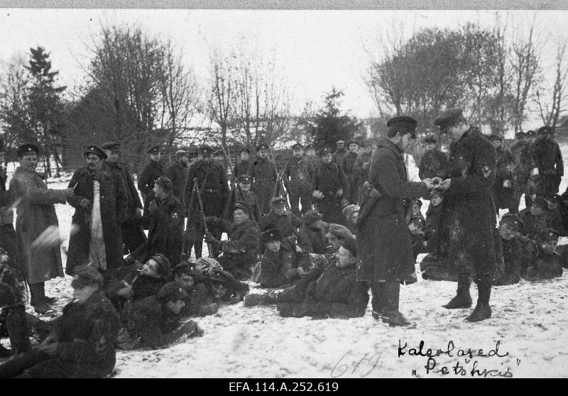 War of Liberty. Kalevi Maleva Battalion soldiers in Irboska insured district in Petškis. On the right are the deputy Chief of Staff, Under Lieutenant Michail Müllerstein (Mullart) and deputy Chief of Staff Theofil Dreverk (Jaan Karm).