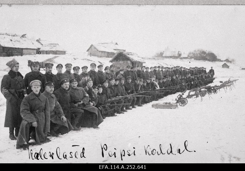 War of Liberty. Kalevi Maleva Patalion's technical dishes (cuttings) on the shore of Lake Pihkva in the insured district of Irboska. On the left is the commander of the entrance, the sub-captain Karl Paulus.