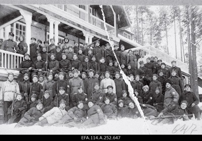 War of Liberty. Kalevi Maleva Polgu 2nd row soldiers are eaten in front of the villa that has been scratched by the lake of Kubija (latest Kotkakodu). On the terrace, the first Leutnant of the Leader of the Route from the left, Michail Müllerstein (Mullart).  similar photo