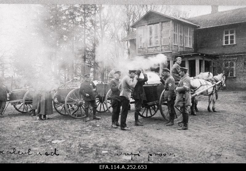 War of Liberty. The outdoor kitchen of Kalev Maleva Battalion. The battalion leader's clip Leopold Tõnson (the best second) try a cooked soup. Next to him, the economic chief of the battalion, Deputy Lieutenant Bernhard Abrams. Lieutenant Jaan Riisenberg is behind the battalion adjutant behind the soup sampler in the middle.