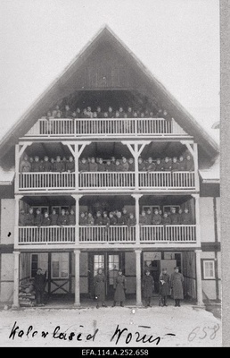 War of Liberty. Kalevi Maleva Polgu 2nd-rood soldiers are eaten on the villa balconies that have been arranged by the Kubija lake (lasting Kotkakodu). In front of the outer door, lower Lieutenant Michail Müllerstein (Mullart).  similar photo