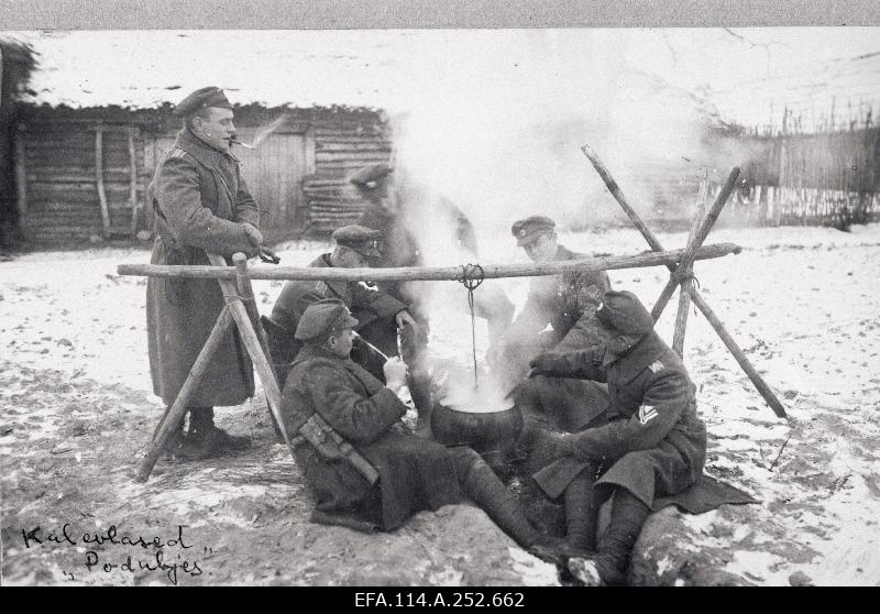 War of Liberty. Kalevi Maleva Patalion's 3rd Catering Officers in Poddubje village cooking food in Irboska secured district. Stands the commander of the routing, Under Captain Jaan Riisenberg.