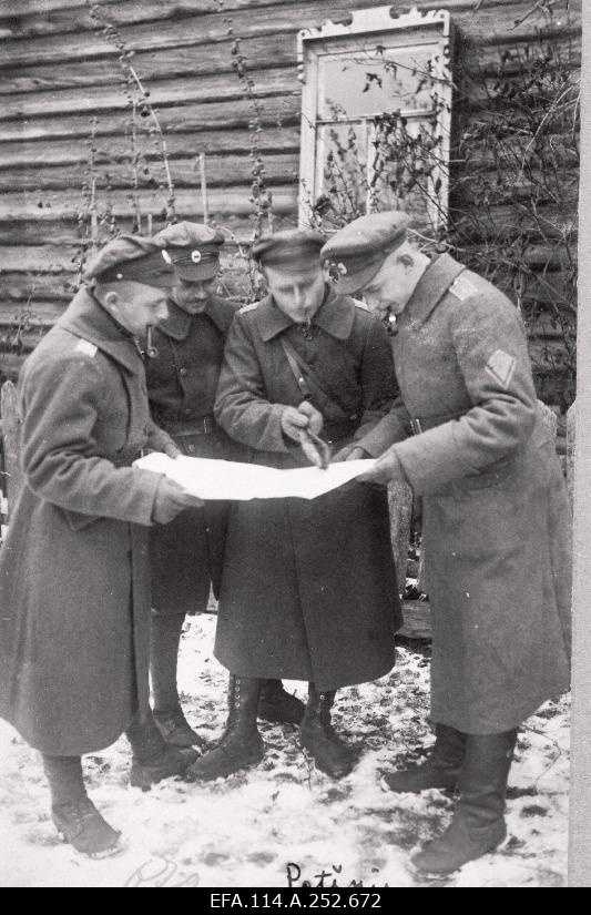 War of Liberty. Kalevi Maleva Battalion's 3rd Catering Chief Under Captain Jaan Riisenberg (left 3rd) Together with the subordinates, Irboska explores the map in the secured district.