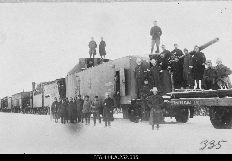 Wide armoured armour train no.5 Komarovkas. At the forefront of the artillery platform the fighter. Next to the open platform, the train commander with white hat, Undercaptain Ernst Grasmandorf (Soomuste).