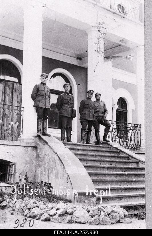 War of Liberty. 9.the officers of the Jalaväepolgu on the stairs of the manor Koltzen (Birini). From the left: Leutnant operative Lieutenant Mart Tuisk, Lieutenant Lieutenant Karl Laurits, Commander of the 2nd Battalion, Captain Johann Schmidt, unknown Under-Secretary.