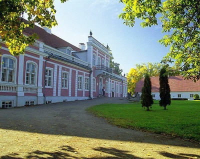 Front of the main building of Sagadi Manor rephoto