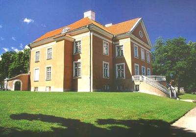 Folklore festival “Viru säru” participants train walk at Palmse Manor. rephoto