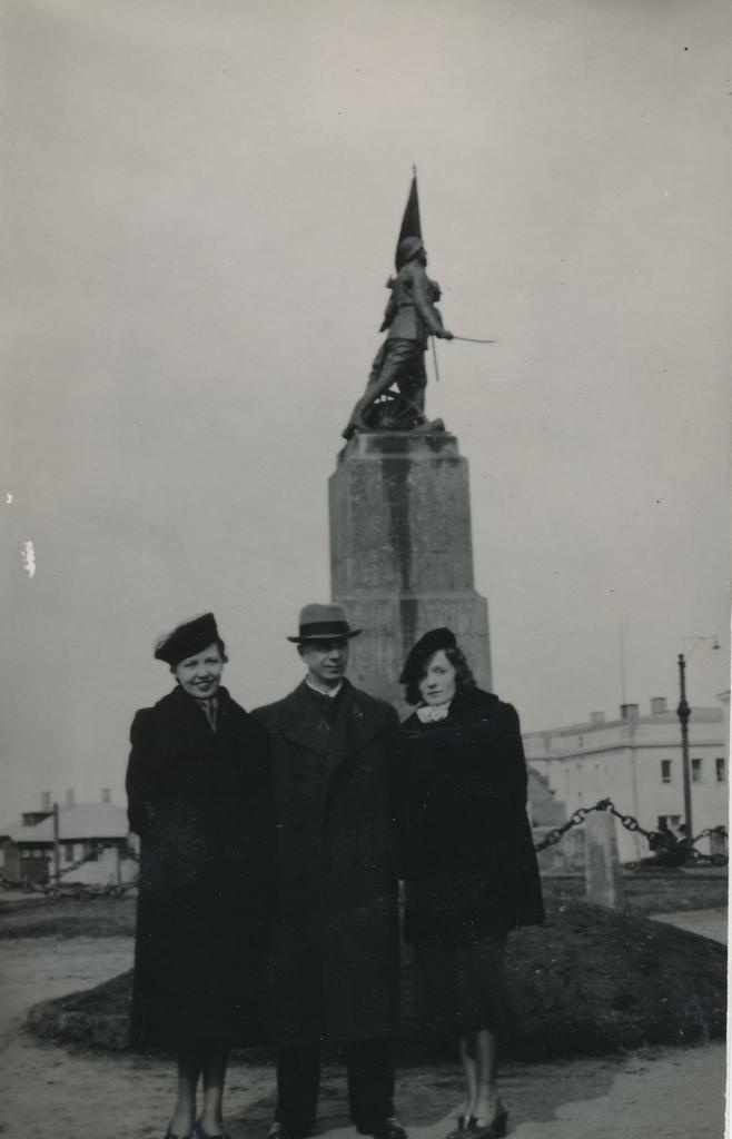 Karl Kurtz at the Pillar of the War of Independence