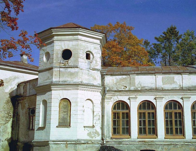 Avanduse mõis (Awandus), härrastemaja aia poolt, sidegalerii vana ja uue maja vahel (talveaed). Simuna khk rephoto