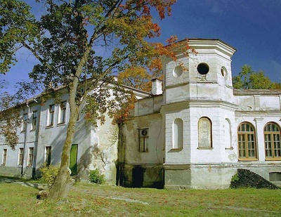 Avanduse mõis (Awandus), härrastemaja aia poolt, sidegalerii vana ja uue maja vahel (talveaed). Simuna khk rephoto