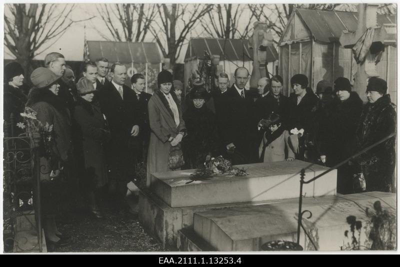 Celebration of the 10th anniversary of the Republic of Estonia in Paris, members of the Estonian Embassy and Estonian Society at the grave of the Estonian emigrant, politician and educator Anders Dido (also Tiido) 24.02.1928