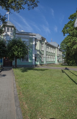 Casting the flag of the Western Viru Country Government 1992 rephoto