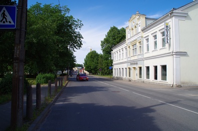 Rakvere peatänava (Tallinna tänav) vaade. Rakvere Jumalaema Sündimise kirik. rephoto