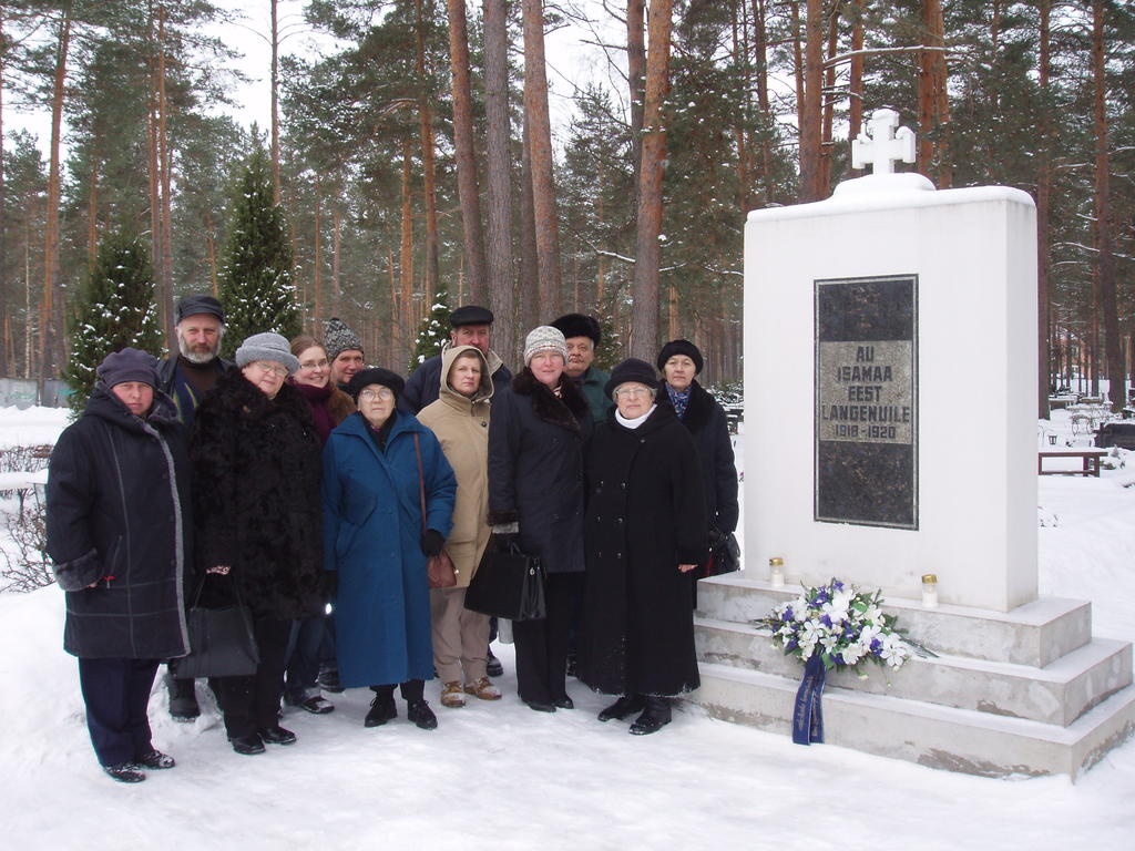 Photo. Museum staff in Võru graveyard at the Remembrance of the War of Freedom. Võru, 10.02.2007.