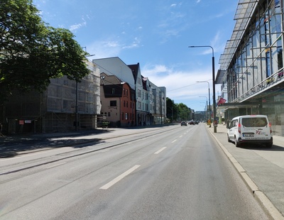 Vaade Narva maanteele Uue Sadama tänava kohalt linna suunas. Hoburaudtee ("Konka") rephoto