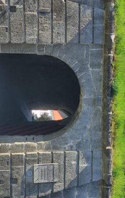 Vaade Kuressaare kindluse väravale Kirderaveliini poolt rephoto
