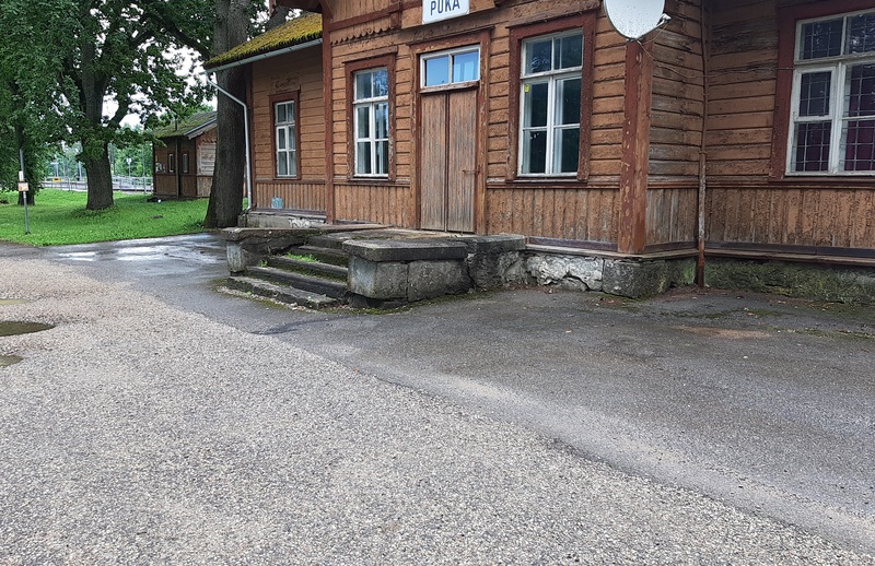 Sangaste mõisa sõiduauto inimestega Puka raudteejaama juures rephoto
