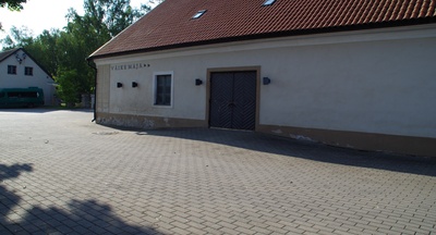 Rakvere Teater, teatri õuel buss rephoto