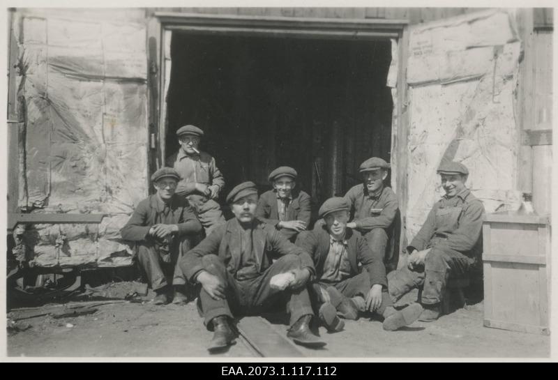 Construction of Pärnu Suursilla, builders at the door of the workshop
