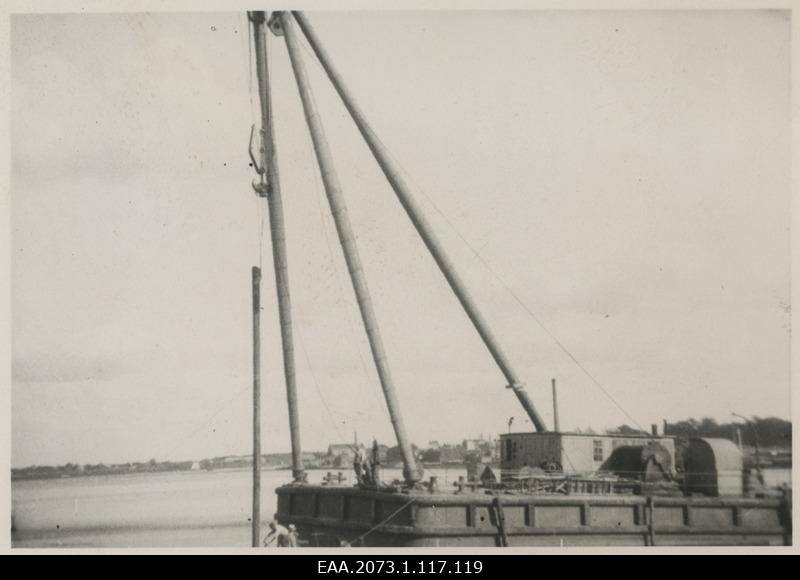Construction of Pärnu Great Bridge, extraction of rugs from the soil with floating crane