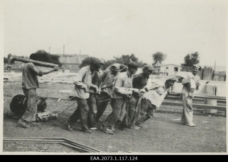 Construction of Pärnu Suursilla, working on the carriage of metal parts with cable