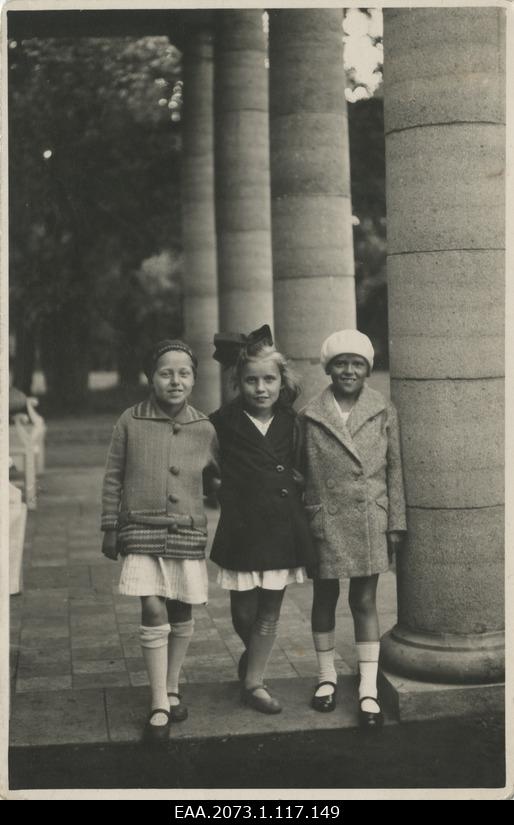 Girls under pillars in front of Pärnu mudravila