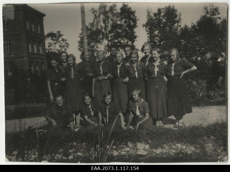 Group of Pärnu home daughters and young people free of charge, group photo of Pärnu folk house (Estonian Koolises House)