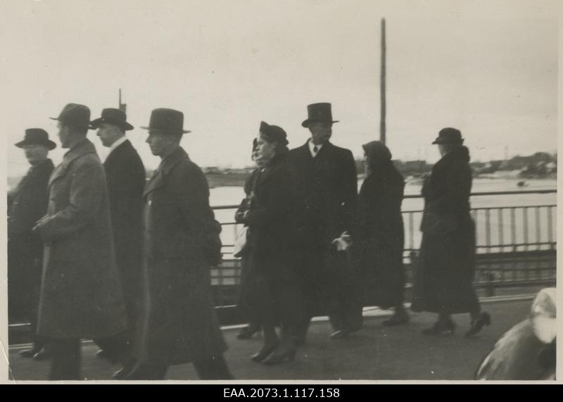 Opening of Pärnu Suursilla 06.11.1938, guests on the bridge