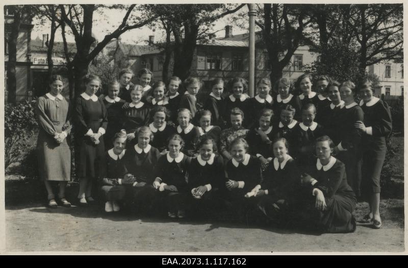 Pärnu schoolgirls in the park, in the background of Vee (1936-1940 Laidoneri) street buildings