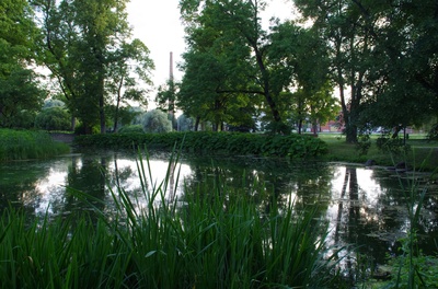 Rakvere - rahvamaja aed, esiplaanil järv. rephoto