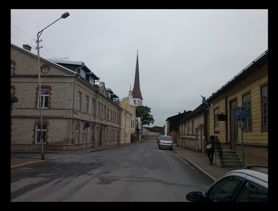 Pikk tänav, tagaplaanil Kolmainu kirik, vaade põhja poolt. rephoto