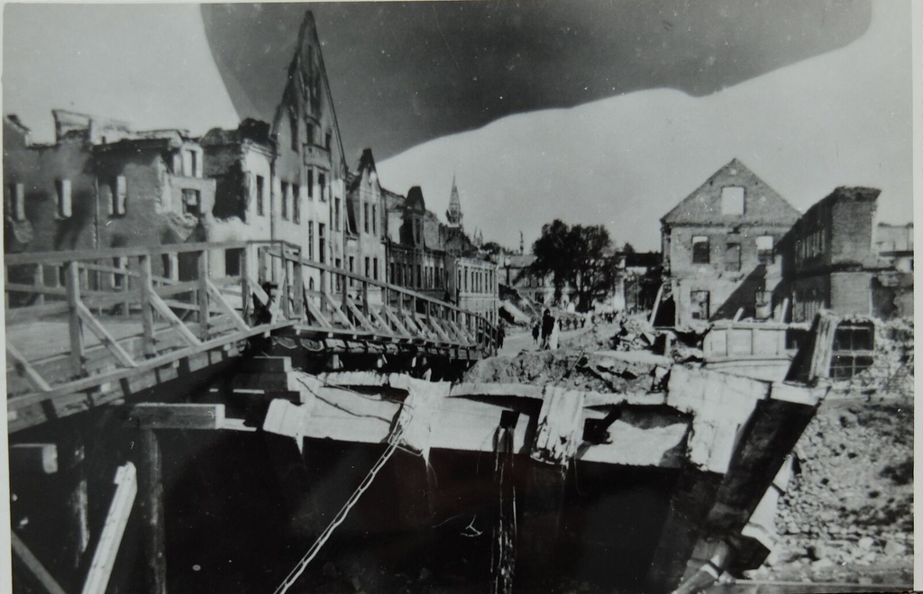 Tartu ruins, temporary hip bridge in the ruins of the Freedom Bridge in 1941