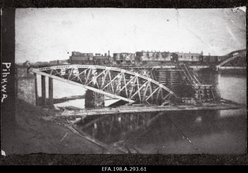 The Album of Remembrance with Revelations of the Division's activities in the War of Liberty, given to General Lieutenant Laidoner, Commander-in-Chief of the Army. Of the activities of arm trains no.1, 2, 3, 4, 5 and 6 mainly on Pihkva frondi. Armchairs. Line of strategically important bridges [disrupted, restored, etc.].