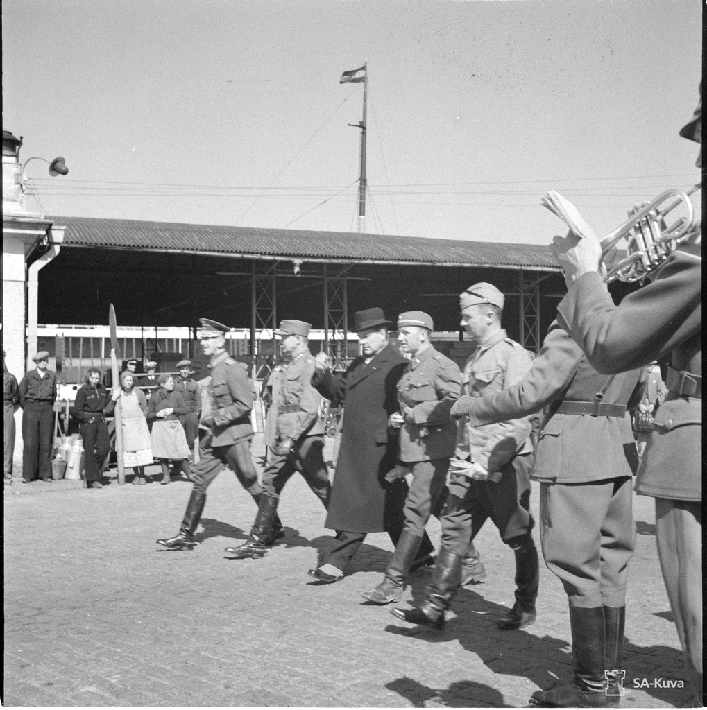 Turku. Kenr. Enckell saapuu seurueineen