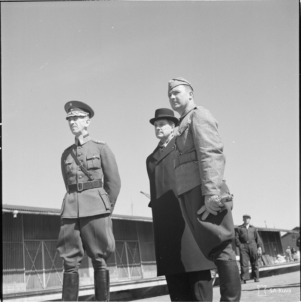 Turku. Kenraali Enckell. Toinen sot. henkilö on unkarilaisten tulkki 1940-05-20