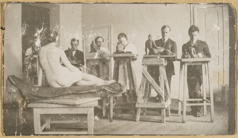 Pallase skulptuuriateljee modelli ja õpilastega