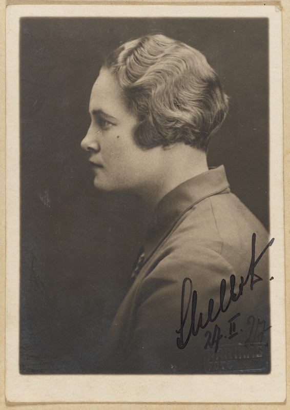 Naise portree profiilis