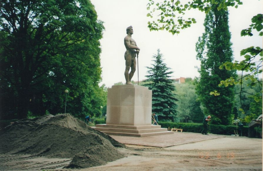 Photo. The monument of the War of Independence in Tartu symbolises the Kalevi son. 20.06.2003.